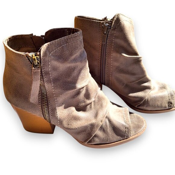 Charming Charlie Ruched Faux Suede Peep-Toe Block Heel Taupe Booties, 6M NWOT - Picture 2 of 11